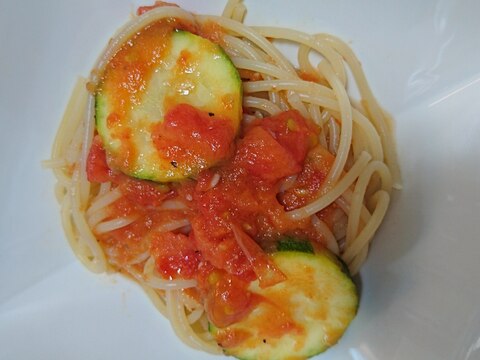 冷凍トマトで甘～い！ズッキーニのトマトパスタ